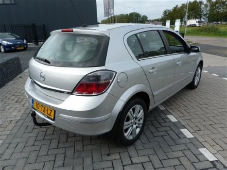 Opel Astra - 1.8 Executive Navi.Airco, Nap, EINDEJAARSAANBIEDING - 1