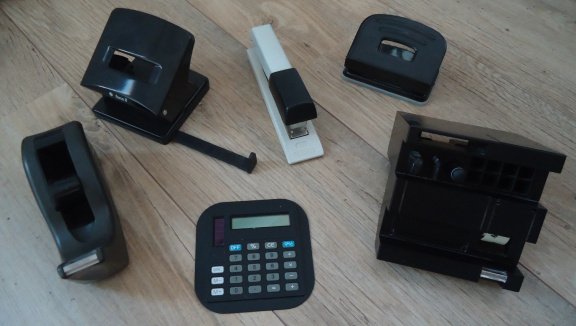 Diverse kantoorartikelen (perforator, nietmachine, etc). - nr. 1