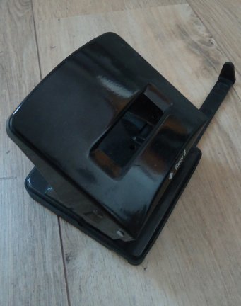 Diverse kantoorartikelen (perforator, nietmachine, etc). - Afbeelding 3