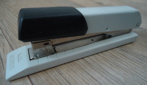 Diverse kantoorartikelen (perforator, nietmachine, etc). - Afbeelding 5