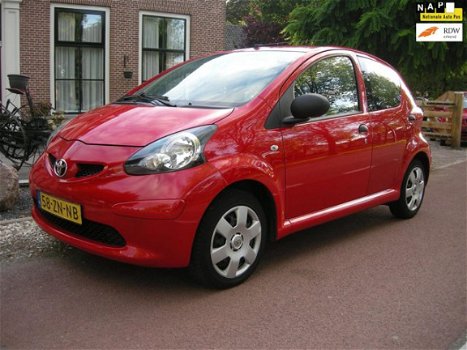 Toyota Aygo - 1.0-12V 5 deurs 100000kmtr zeer mooi en technisch 100% goed - 1