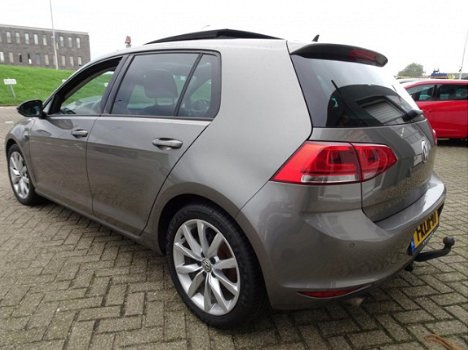 Volkswagen Golf - 1.6 TDI Highline van 1ste eig. met parkeersensoren en navigatie en elec. panoramad - 1