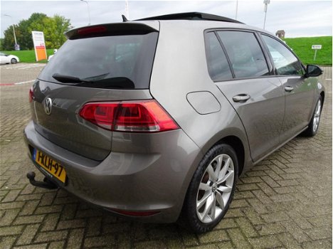 Volkswagen Golf - 1.6 TDI Highline van 1ste eig. met parkeersensoren en navigatie en elec. panoramad - 1