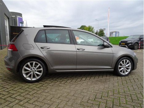 Volkswagen Golf - 1.6 TDI Highline van 1ste eig. met parkeersensoren en navigatie en elec. panoramad - 1