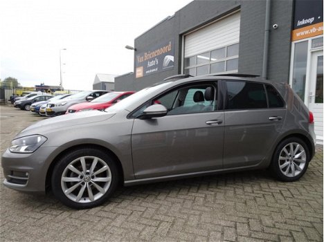 Volkswagen Golf - 1.6 TDI Highline van 1ste eig. met parkeersensoren en navigatie en elec. panoramad - 1