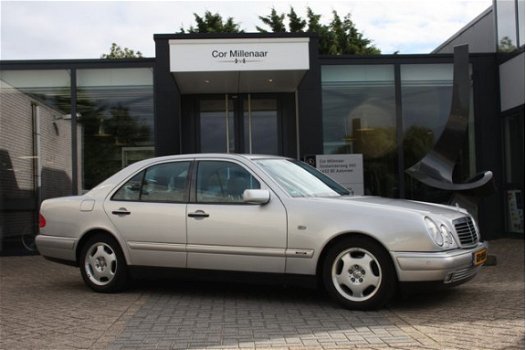 Mercedes-Benz E-klasse - 320 Avantgarde | Youngtimer | Uniek lage Km-stand | Dealer-onderhouden | Pr - 1