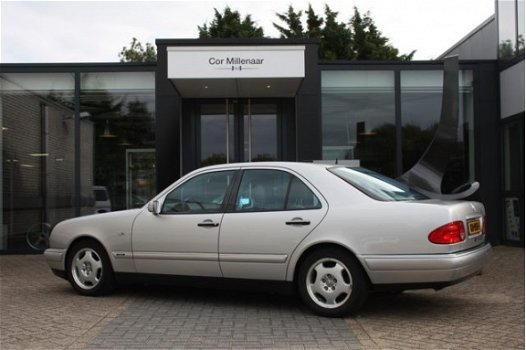 Mercedes-Benz E-klasse - 320 Avantgarde | Youngtimer | Uniek lage Km-stand | Dealer-onderhouden | Pr - 1