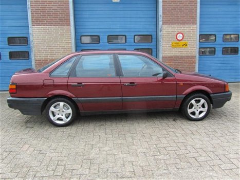 Volkswagen Passat - 1.8 Custom - 1