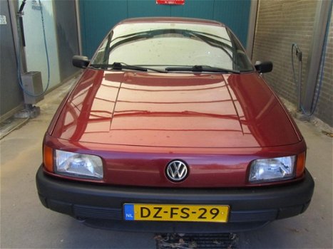 Volkswagen Passat - 1.8 Custom - 1