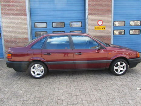 Volkswagen Passat - 1.8 Custom - 1