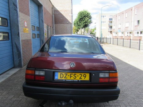 Volkswagen Passat - 1.8 Custom - 1