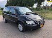 Chrysler Voyager - 2.4i SE Airco Cruise control Luxe Benzine 7 persoons - 1 - Thumbnail