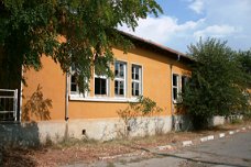Een te renoveren schoolgebouw te koop in het dorp Razdel