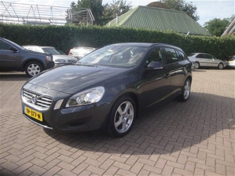 Volvo V60 - 2.0 D3 136pk. Business 6 bak Navi / Xenon - 1