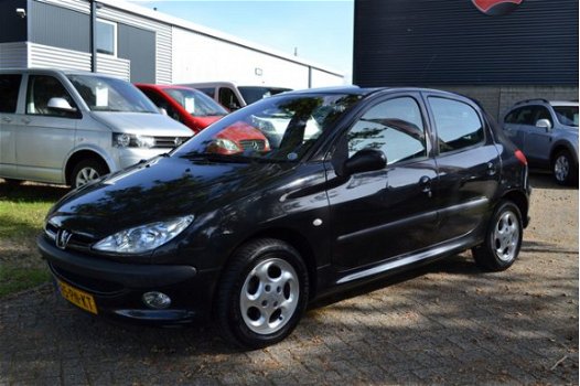 Peugeot 206 - 1.4-16V Gentry 5 DEURS / AIRCO / LMV - 1