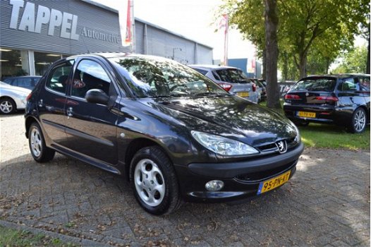 Peugeot 206 - 1.4-16V Gentry 5 DEURS / AIRCO / LMV - 1