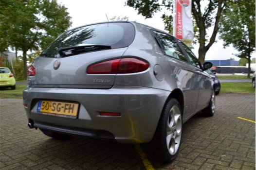 Alfa Romeo 147 - 1.6 T.Spark Veloce Distinctive 5 DEURS / CRUISE / CLIMA / LEER - 1