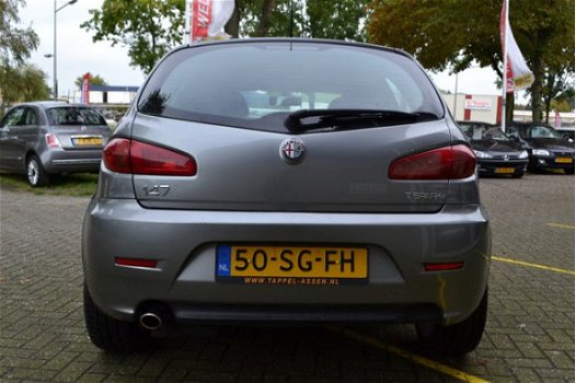 Alfa Romeo 147 - 1.6 T.Spark Veloce Distinctive 5 DEURS / CRUISE / CLIMA / LEER - 1