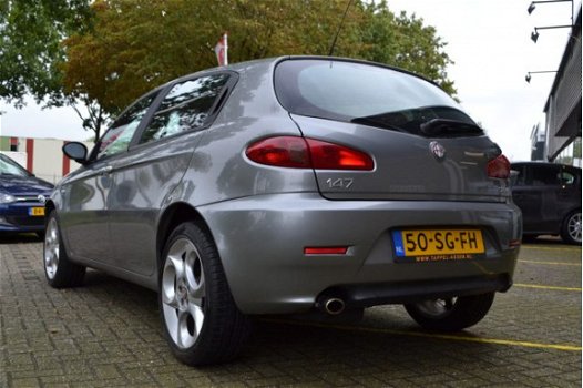 Alfa Romeo 147 - 1.6 T.Spark Veloce Distinctive 5 DEURS / CRUISE / CLIMA / LEER - 1