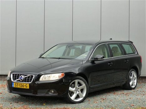 Volvo V70 - D5 AWD AUT Momentum Navi / Leer / 18'' - 1