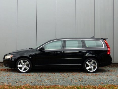 Volvo V70 - D5 AWD AUT Momentum Navi / Leer / 18'' - 1