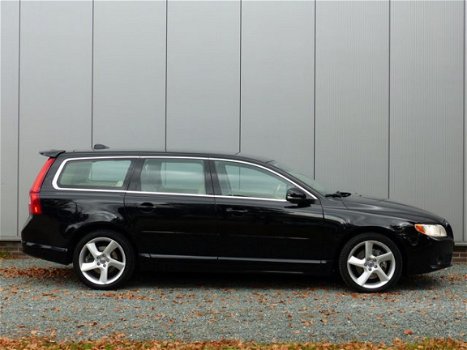 Volvo V70 - D5 AWD AUT Momentum Navi / Leer / 18'' - 1