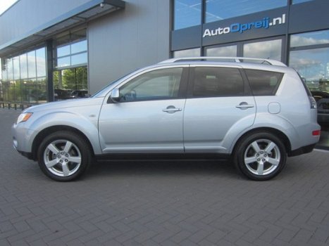 Mitsubishi Outlander - 2.4 Intense 4WD + 7 Personen Clima, NAVI, afnb. Trekhaak - 1