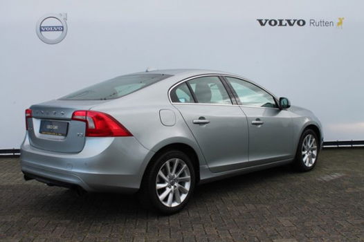 Volvo S60 - T3 150PK Automaat Momentum, lederen bekleding, navigatie, cruis - 1