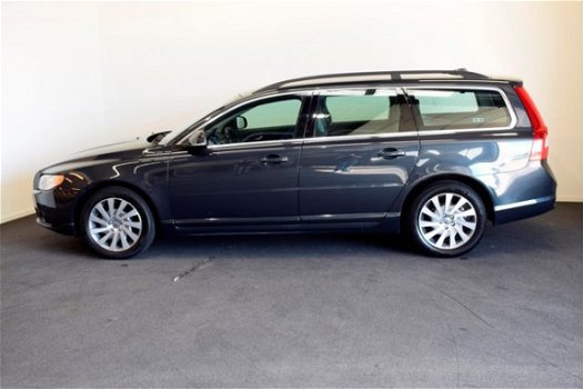 Volvo V70 - 1.6 T4 180 PK Lim Ed | Trekhaak | Bi xenon | Leer | Voorstoelen verwarmd - 1