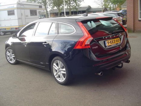 Volvo V60 - 1.6 T3 Momentum Nieuwstaat / 1e Eigenaar / Trekhaak / Automaat - 1