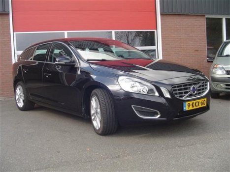 Volvo V60 - 1.6 T3 Momentum Nieuwstaat / 1e Eigenaar / Trekhaak / Automaat - 1