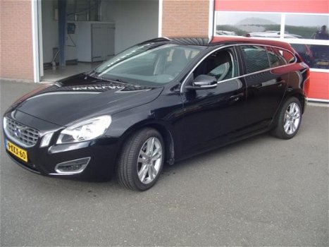 Volvo V60 - 1.6 T3 Momentum Nieuwstaat / 1e Eigenaar / Trekhaak / Automaat - 1