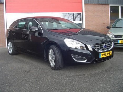 Volvo V60 - 1.6 T3 Momentum Nieuwstaat / 1e Eigenaar / Trekhaak / Automaat - 1