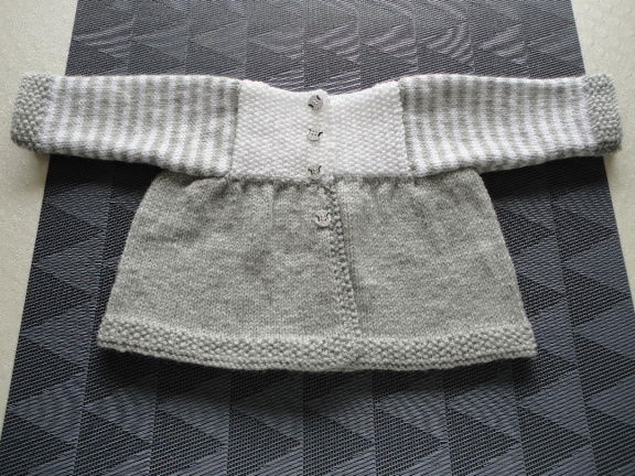 035 grijs/wit baby vestje ca. maat 62, lange mouw - nr. 1