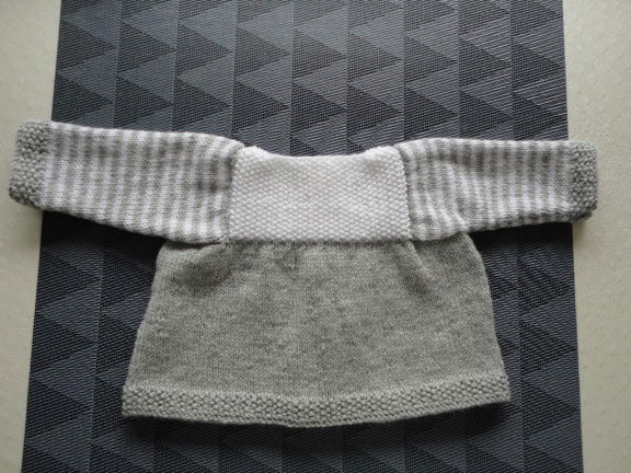 035 grijs/wit baby vestje ca. maat 62, lange mouw - Afbeelding 2