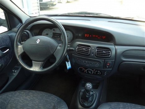 Renault Mégane - 1.8-16V Dynamique SEDAN-AIRCO-TREKHAAK - 1