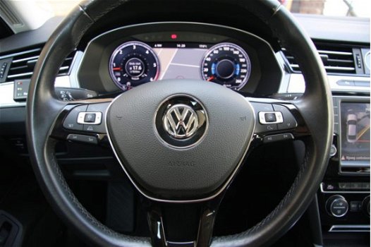 Volkswagen Passat - 1.6 TDI 120pk Highline Sedan Leder/Virtual Cockpit - 1