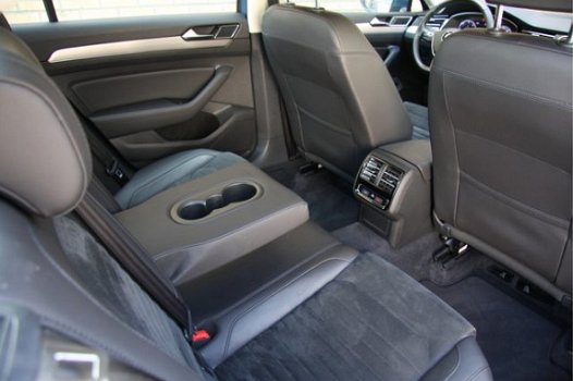 Volkswagen Passat - 1.6 TDI 120pk Highline Sedan Leder/Virtual Cockpit - 1