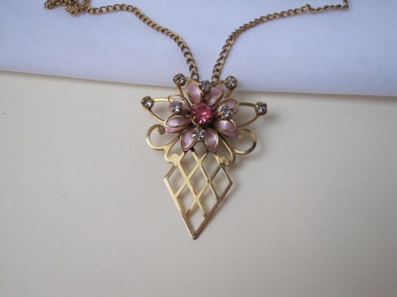 Kettinghanger/broche bugbee en Niles antiek goudkleurig roze emaille en kristal rijnsteentjes 4.8x3. - nr. 1