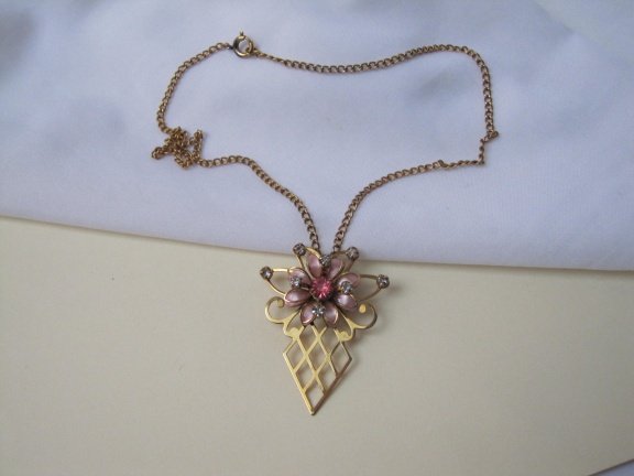 Kettinghanger/broche bugbee en Niles antiek goudkleurig roze emaille en kristal rijnsteentjes 4.8x3. - Afbeelding 2