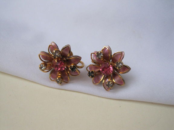 Oorbellen Bugbee en Niles antiek goudkleurig bloem met roze emaille en kristal rijnsteentjes 2.0 cm. - nr. 1
