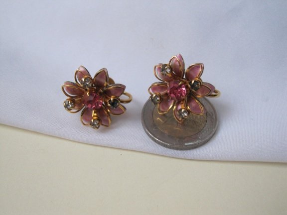 Oorbellen Bugbee en Niles antiek goudkleurig bloem met roze emaille en kristal rijnsteentjes 2.0 cm. - Afbeelding 2