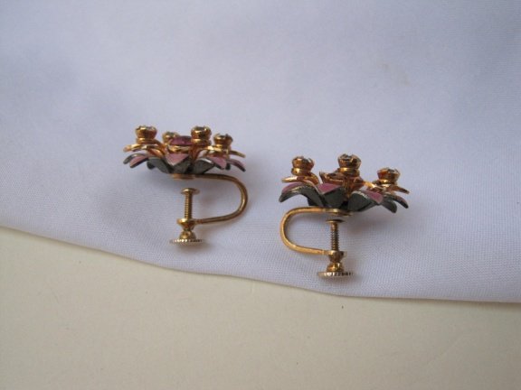 Oorbellen Bugbee en Niles antiek goudkleurig bloem met roze emaille en kristal rijnsteentjes 2.0 cm. - Afbeelding 3