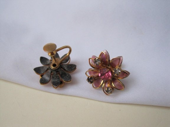 Oorbellen Bugbee en Niles antiek goudkleurig bloem met roze emaille en kristal rijnsteentjes 2.0 cm. - Afbeelding 4