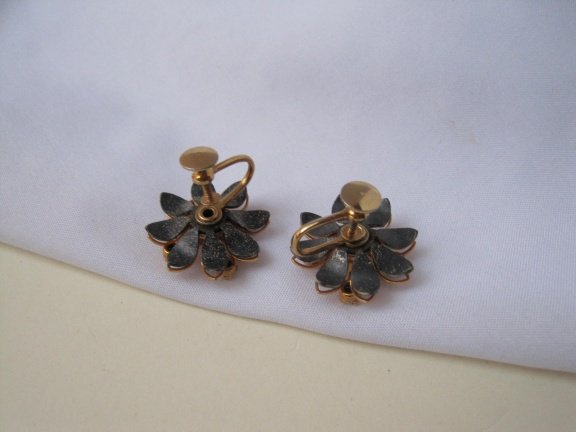 Oorbellen Bugbee en Niles antiek goudkleurig bloem met roze emaille en kristal rijnsteentjes 2.0 cm. - Afbeelding 5