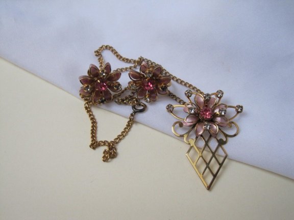 Oorbellen Bugbee en Niles antiek goudkleurig bloem met roze emaille en kristal rijnsteentjes 2.0 cm. - Afbeelding 6