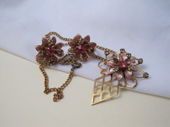 Oorbellen Bugbee en Niles antiek goudkleurig bloem met roze emaille en kristal rijnsteentjes 2.0 cm. - Afbeelding 7