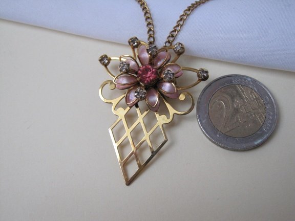 Oorbellen Bugbee en Niles antiek goudkleurig bloem met roze emaille en kristal rijnsteentjes 2.0 cm. - Afbeelding 8