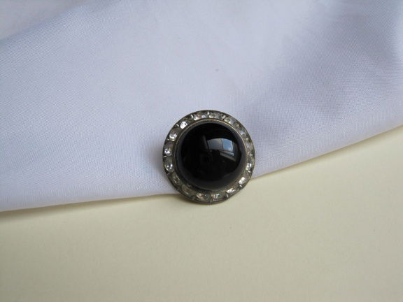 Broche antiek zwart emaille bolle cabochon met kristal rijnsteentjes rand 2.4 cm. - nr. 1