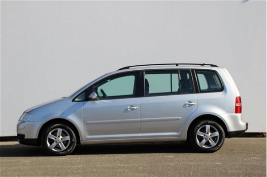 Volkswagen Touran - 1.6-16V FSI Business Airco | Cruise | Sportvelgen | Trekhaak | Automaat - 1